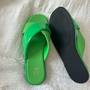 Green sandales , size 9.